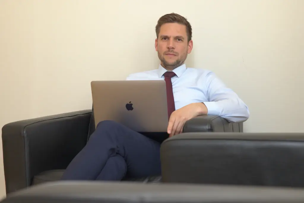 Rechtsanwalt Andreas Eckstorff mit Laptop in der Kanzlei